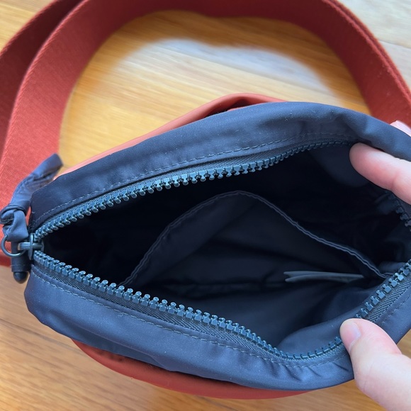 Madewell THE SPORT CAMERA BAG IN COLORBLOCK Color: DARK BALTIC MULTI - Picture 6 of 8